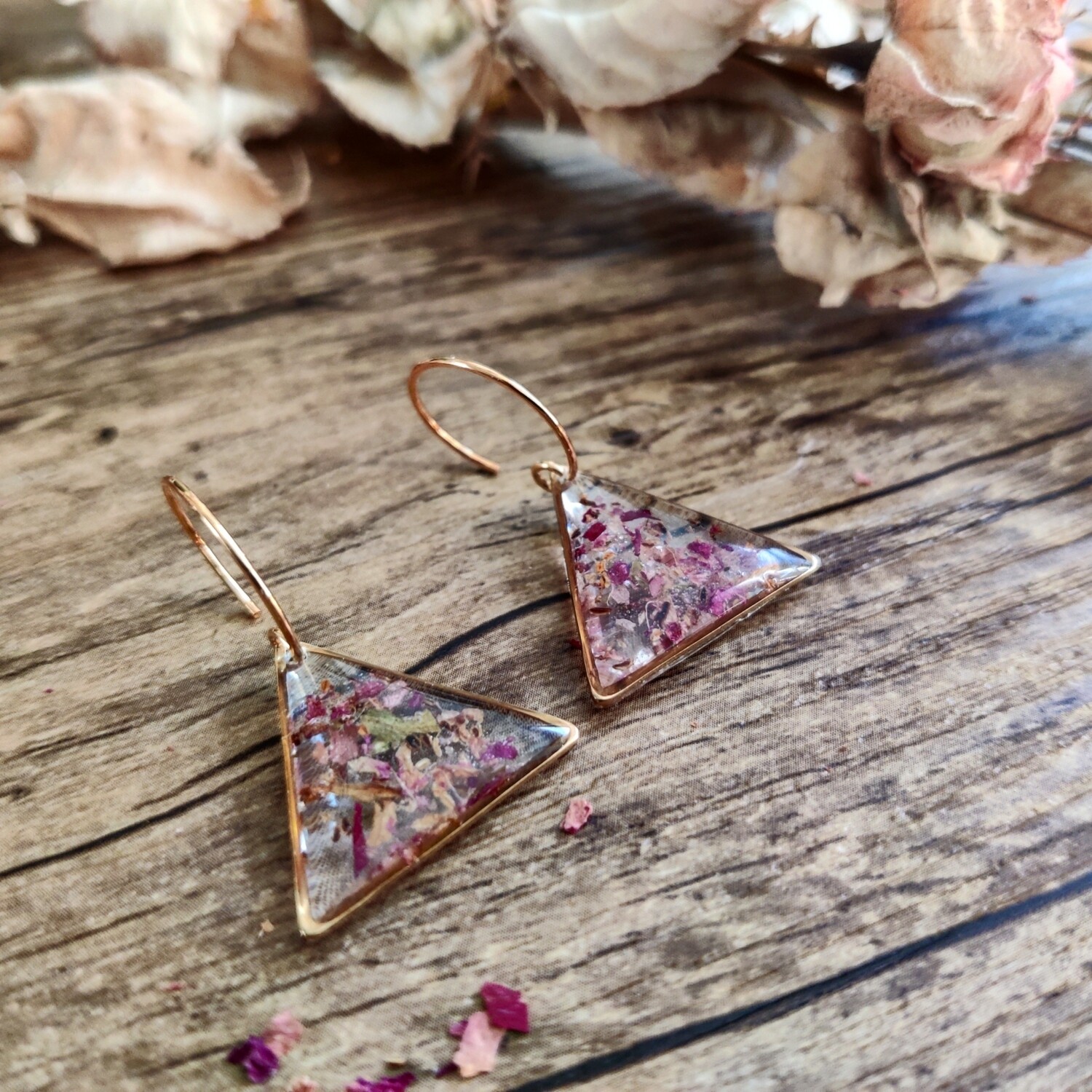 Pressed roses: oorbellen goud driehoek