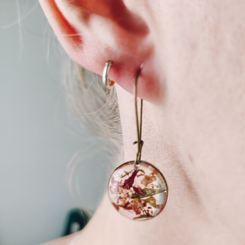 Pressed roses: oorbellen brons