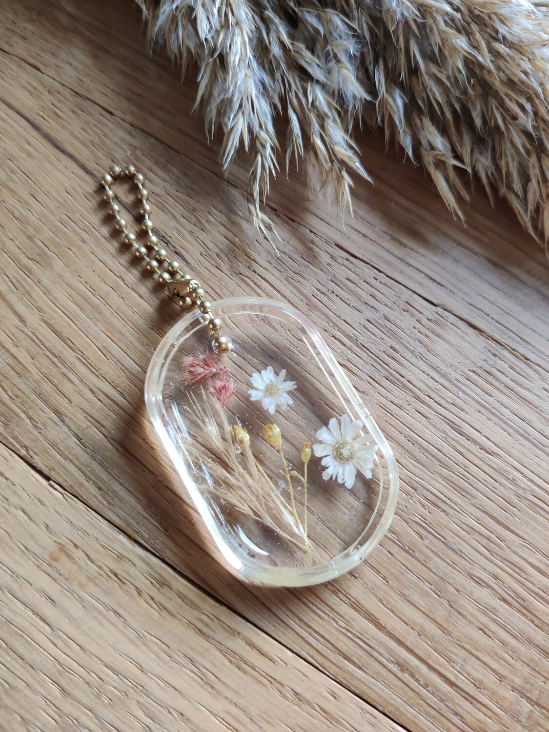 Sleutelhanger: ovaal bloemenveld beige
