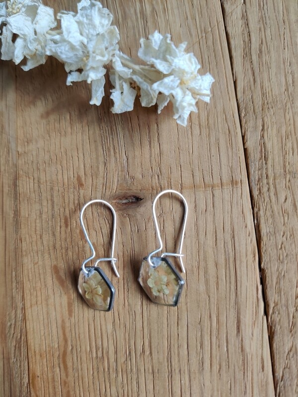 ELDERFLOWER: oorbellen zilver hex klein kort