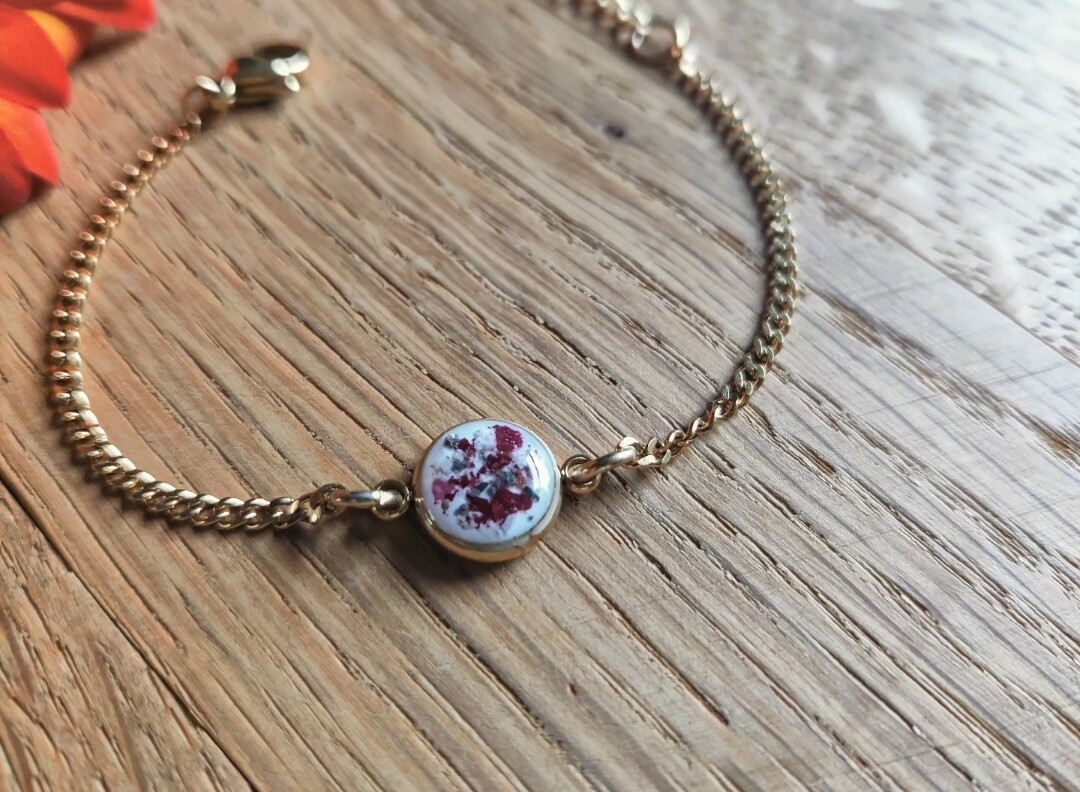 As armband: gedroogde roosjes