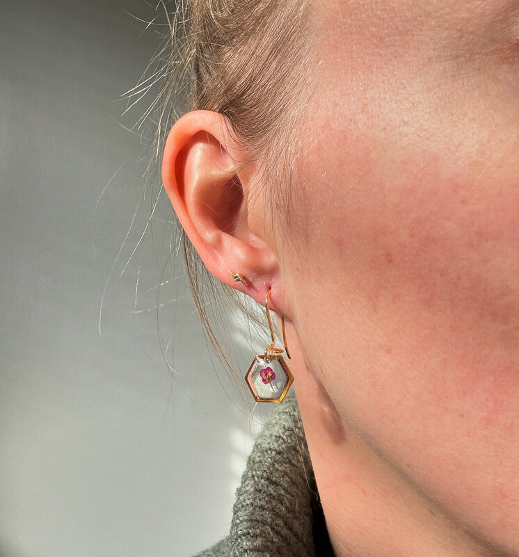 Queen Anne’s Lace: Oorbellen Hex Kort Deep Pink