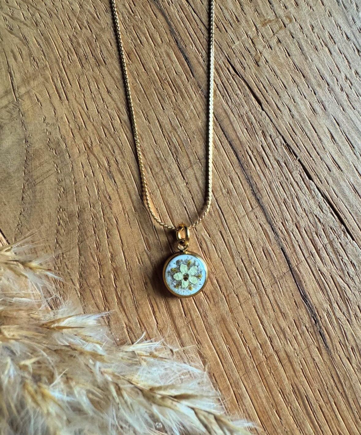 As ketting: rond vlierbloesem