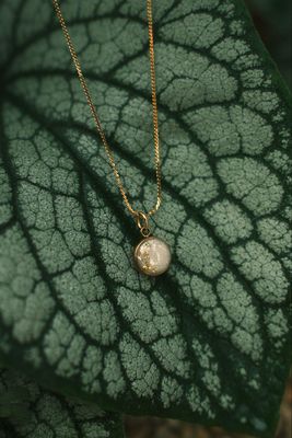 Moedermelk ketting rond: goudvlokjes 10mm