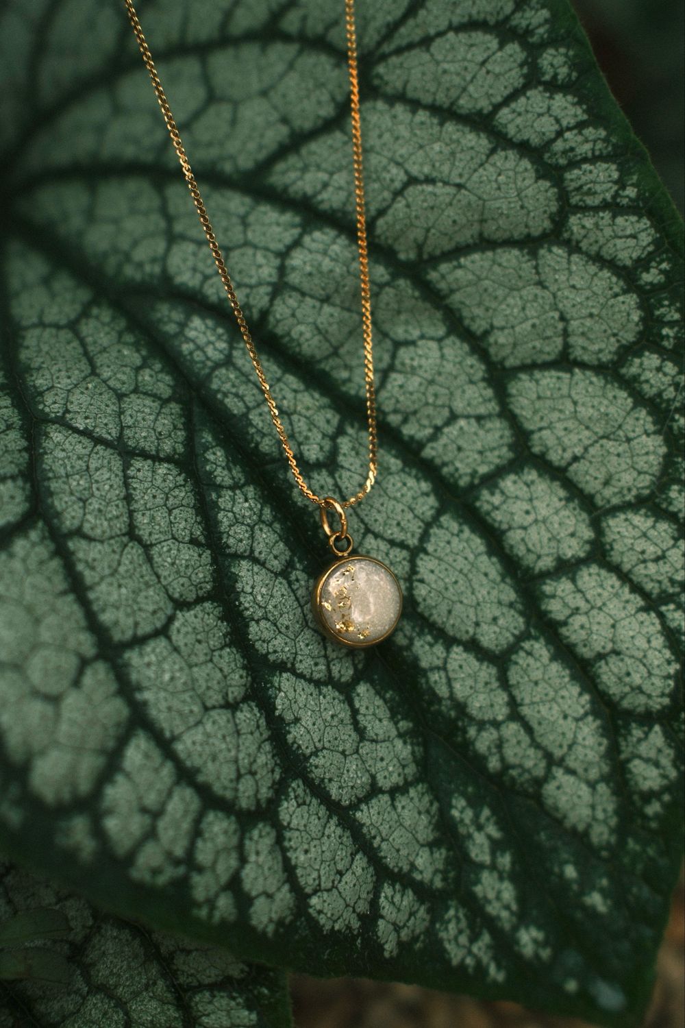 Moedermelk ketting rond: goudvlokjes 10mm