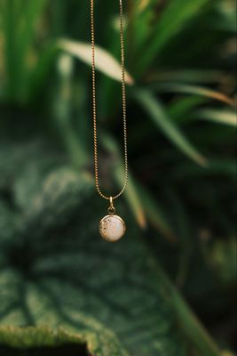 Moedermelk ketting rond: goudvlokjes 10mm