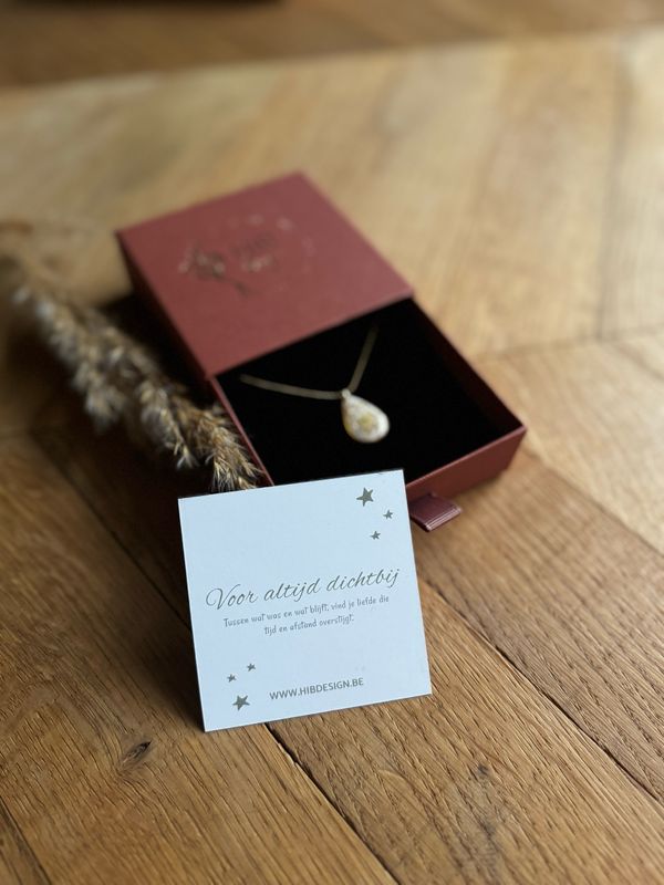Asketting drop: vlierbloesem en goudvlokjes
