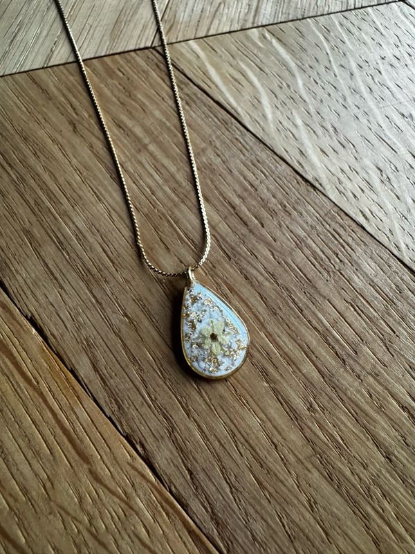 Asketting drop: vlierbloesem en goudvlokjes