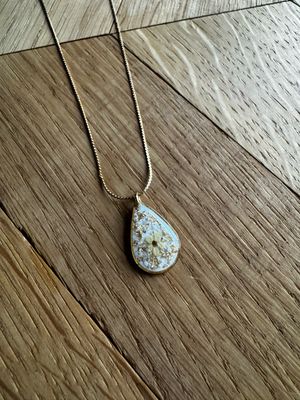 As ketting drop: vlierbloesem en goudvlokjes