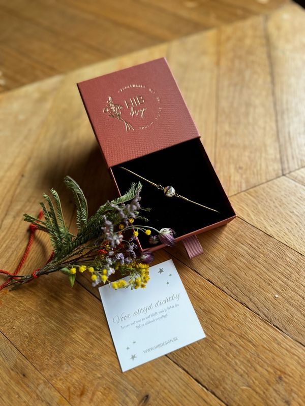 Herrineringsjuweel: op maat haartjes en bloemen