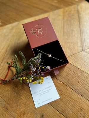 Herrineringsjuweel: op maat haartjes en bloemen