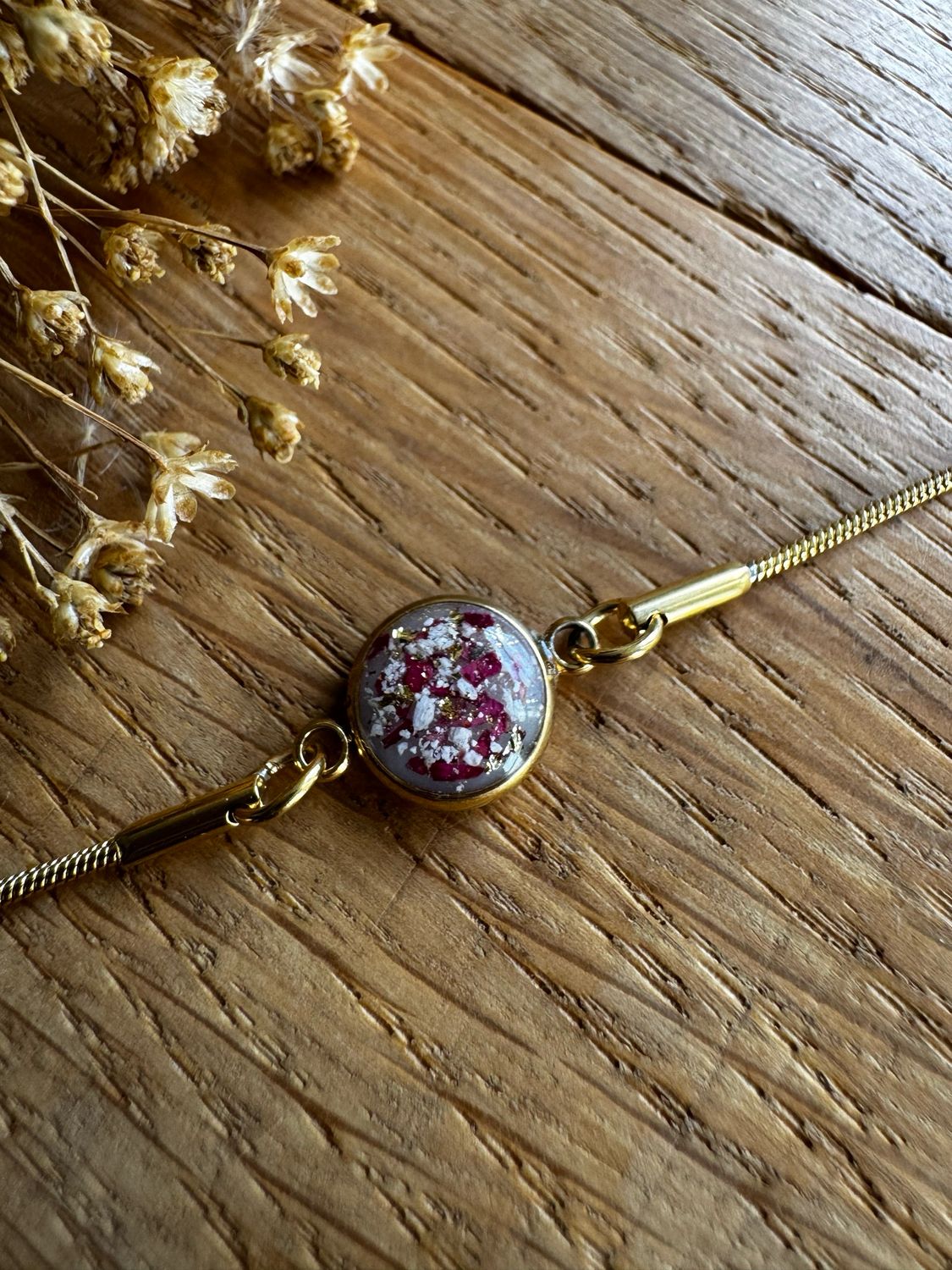 As armband: roosjes en goudschilfers