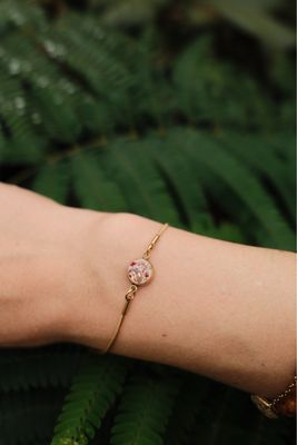 As armband: roosjes en goudschilfers