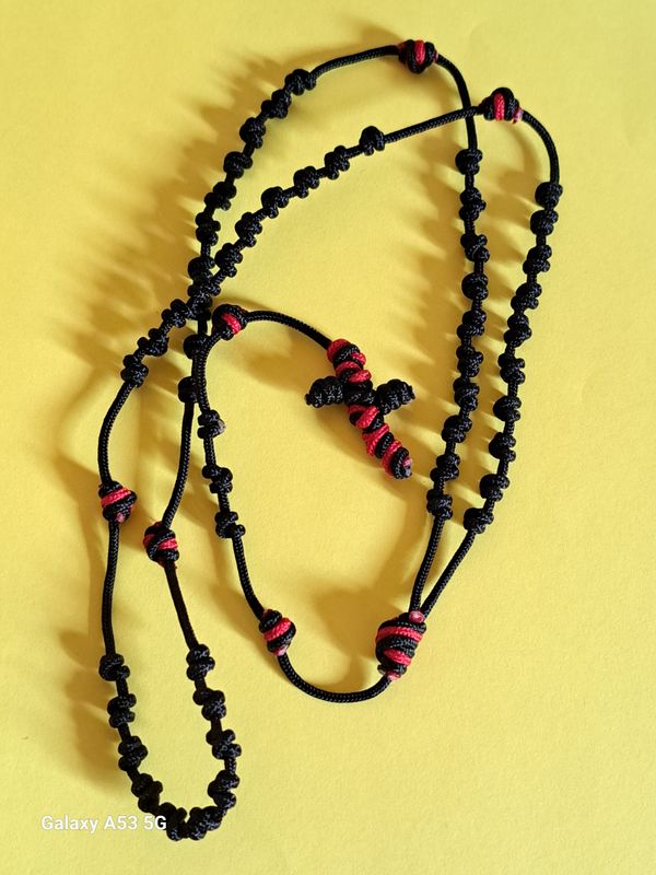 CHILWORTH ROSARY BEADS - red and black