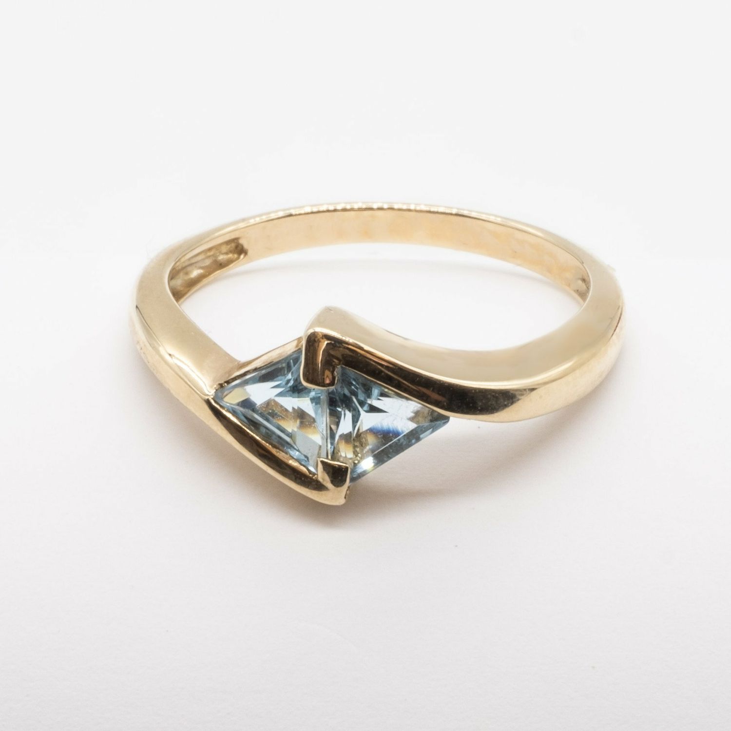 9ct yellow gold blue topaz contemporary style ring