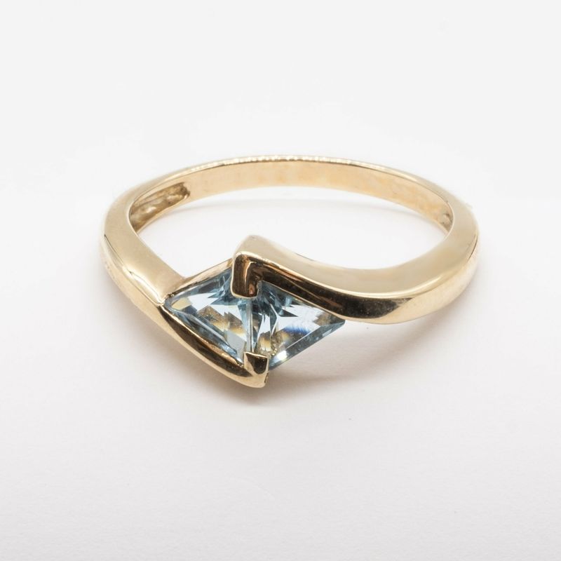 9ct yellow gold blue topaz contemporary style ring