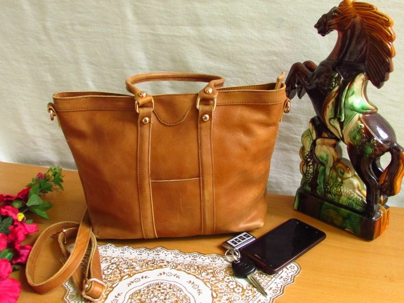 Brown leather tote tilet