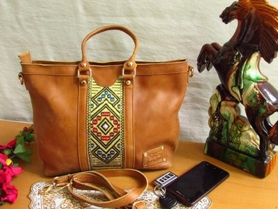 Brown leather tote tilet