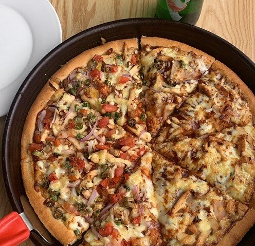 Half Spicy chicken &amp; Half BBQ chicken (Pizza Hut)
