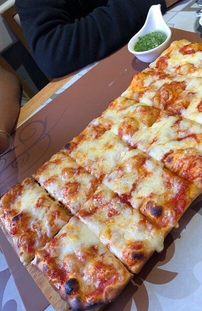 Margarita Pizza (L)( Natani Cafe)