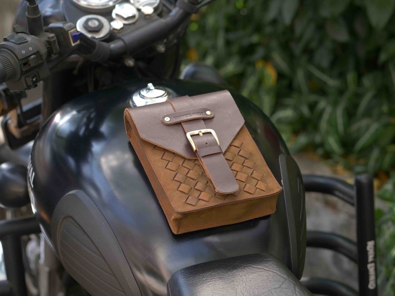 Magnetic Case Hand Weave Camel