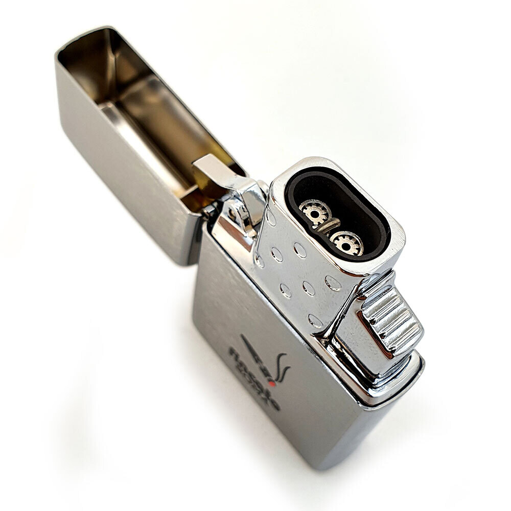 Zippo 18834 « Mieux mourir debout que la vie à genoux » finition