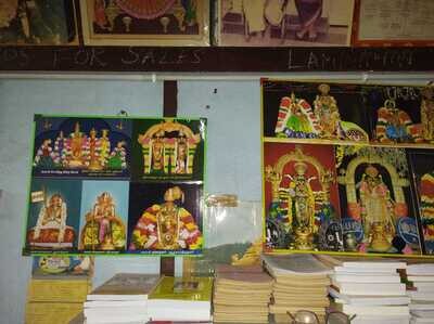 19 inches width x 16 inches height 
( 1.6 ft wide x 1.3 ft tall) Wooden Lamination Photo Alwarthirunagari Collage