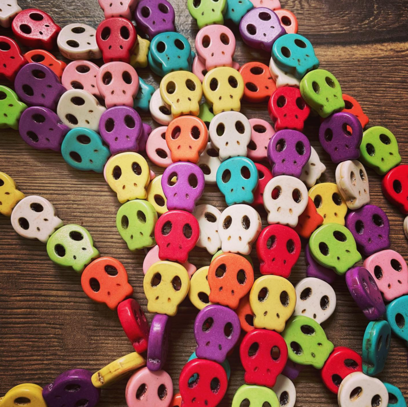 Howlite Flat Skull Beads in Mixed Colours, 15x13x3mm, 1 Strand