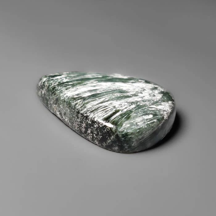 Seraphinite  calibrated pear cab natural 30X25X7 mm