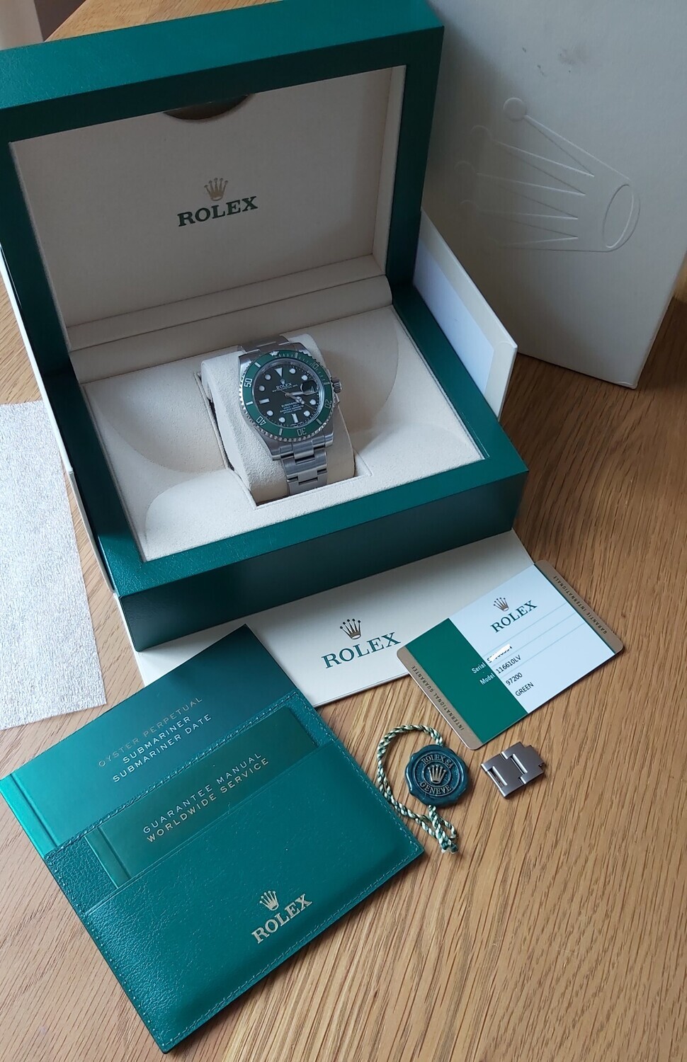 Rolex Submariner 116610LV Hulk - 2018 - Box &amp; Papers