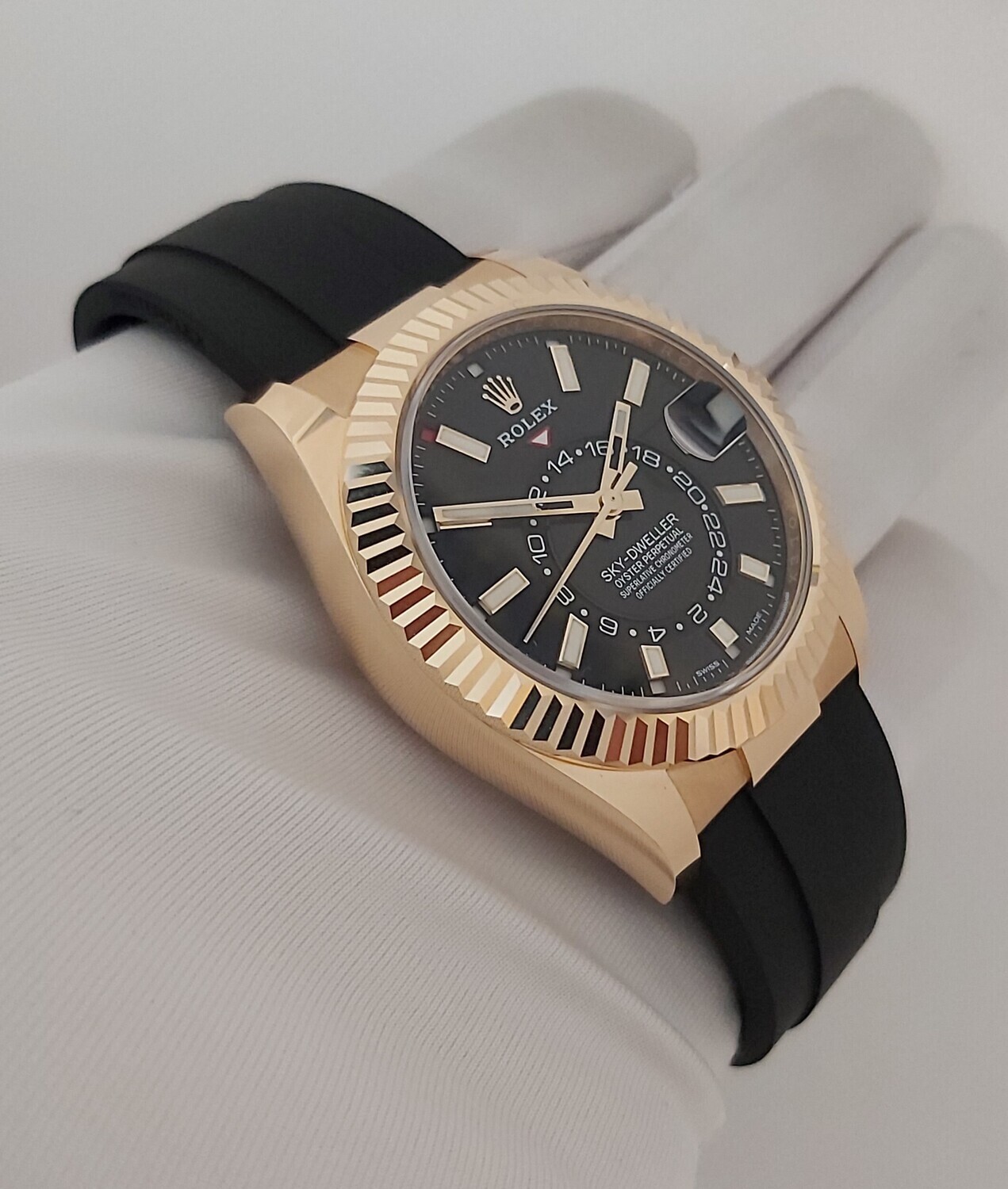 Rolex SkyDweller 326238 - New &amp; Unworn 2021 - 18K Gold - Full Set