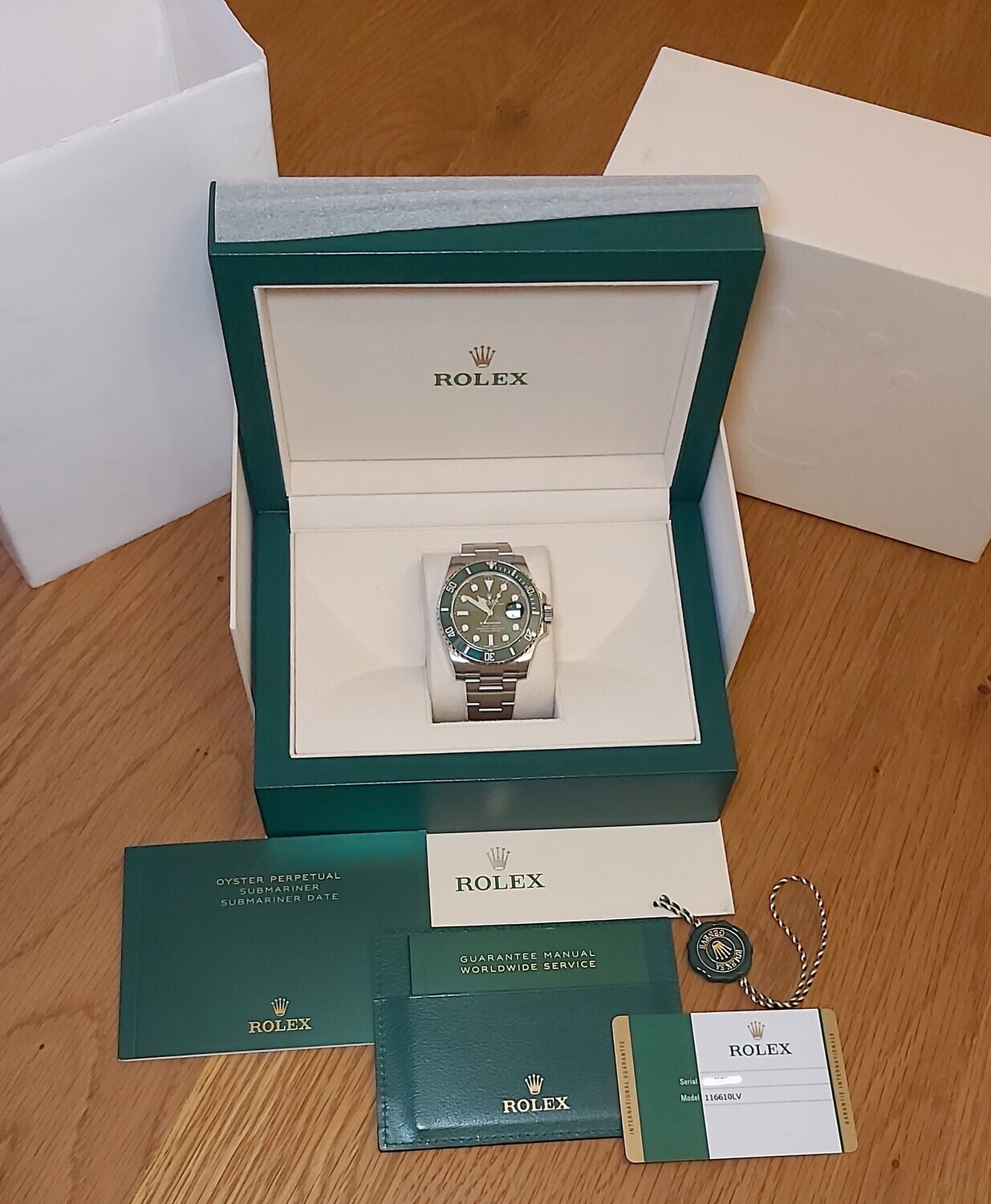 Rolex Submariner 116610LV Hulk - 2018 - Full Set - Exceptional Condition