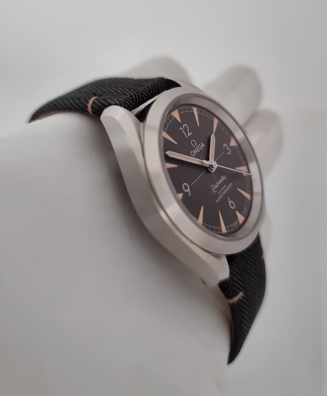 Omega Railmaster 220.12.40.20.01.001, Black Dial, 2019 Full Set