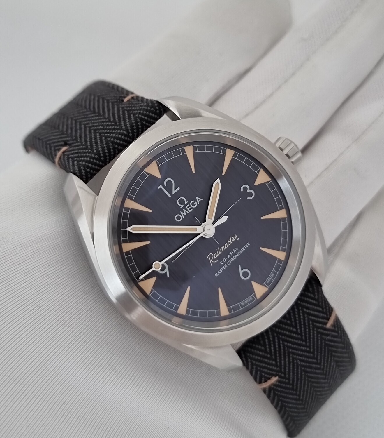 Omega Railmaster 220.12.40.20.01.001, Black Dial, 2019 Full Set