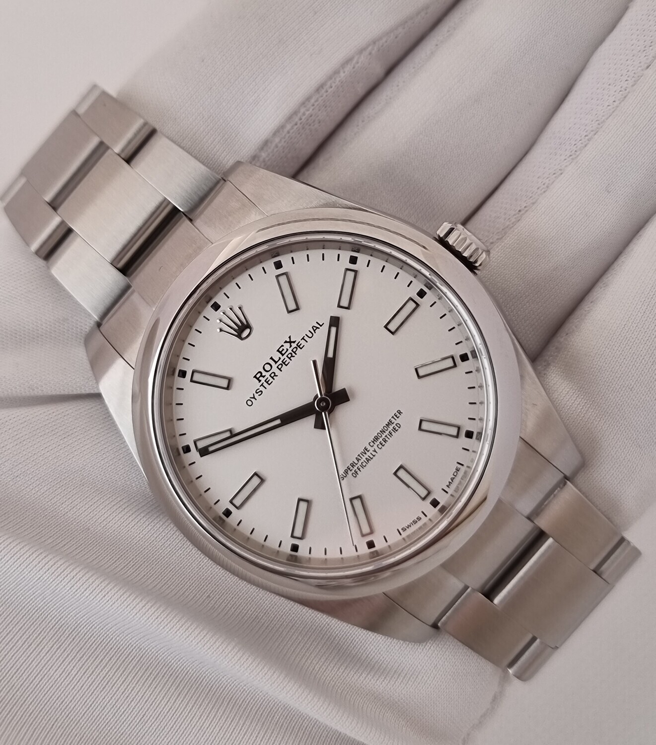 Rolex OYSTER PERPETUAL 39 114300, White Dial, 2019 Full Set, Excellent Condition