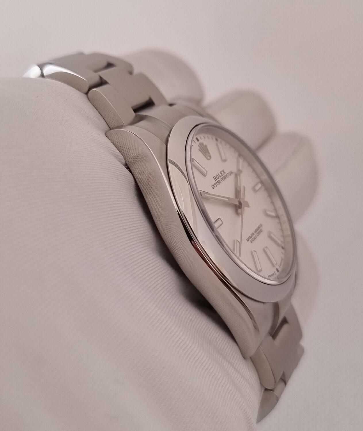 Rolex OYSTER PERPETUAL 39 114300, White Dial, 2019 Full Set, Excellent Condition