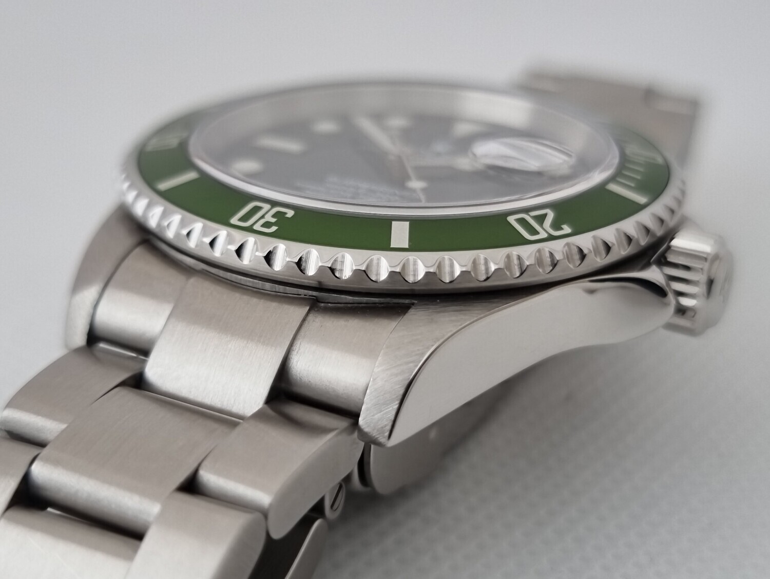 Rolex Submariner 16610LV Kermit &#39;Flat 4&#39; - Full Set, Rare &amp; Collectible
