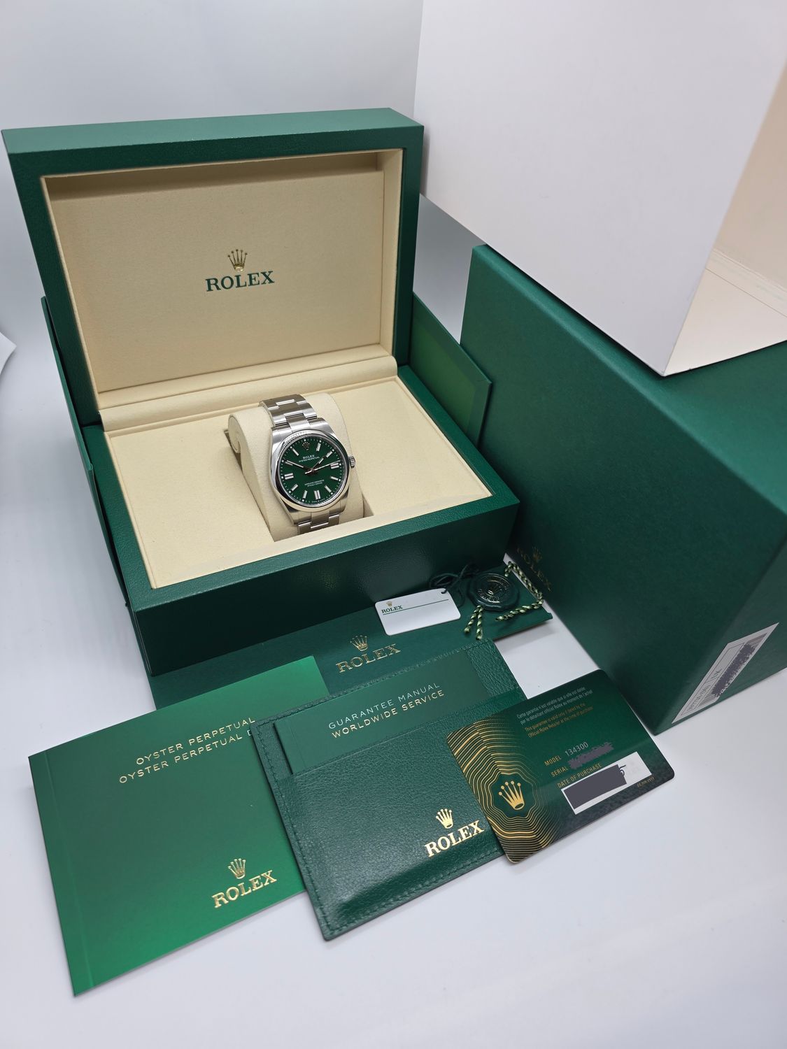 Rolex Oyster Perpetual Green 41mm, Ref 134300 - 2025 Full Set virtually Unworn