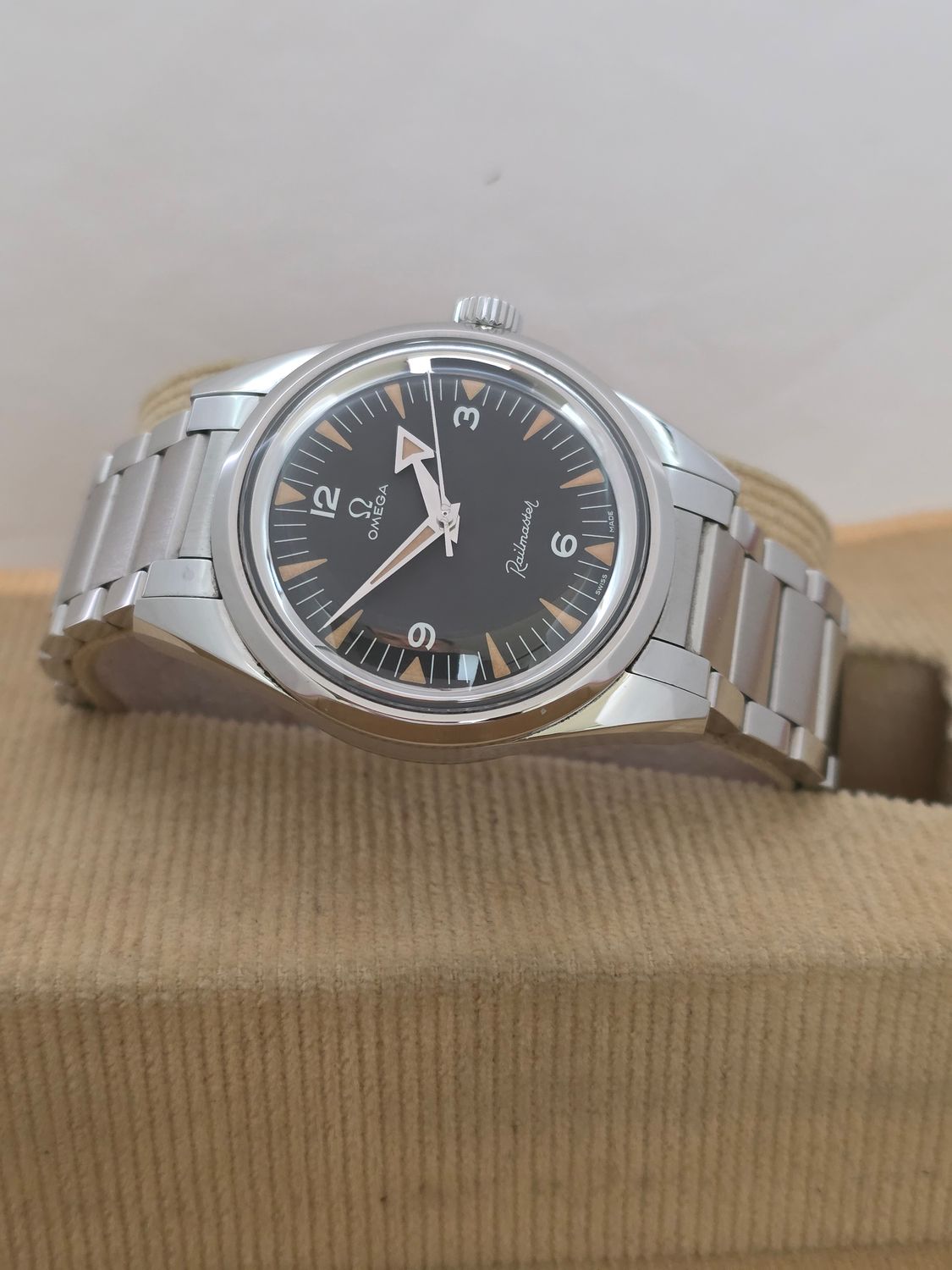 OMEGA Railmaster Trilogy 1957 60th Anniversary Black Watch - 220.10.38.20.01.002