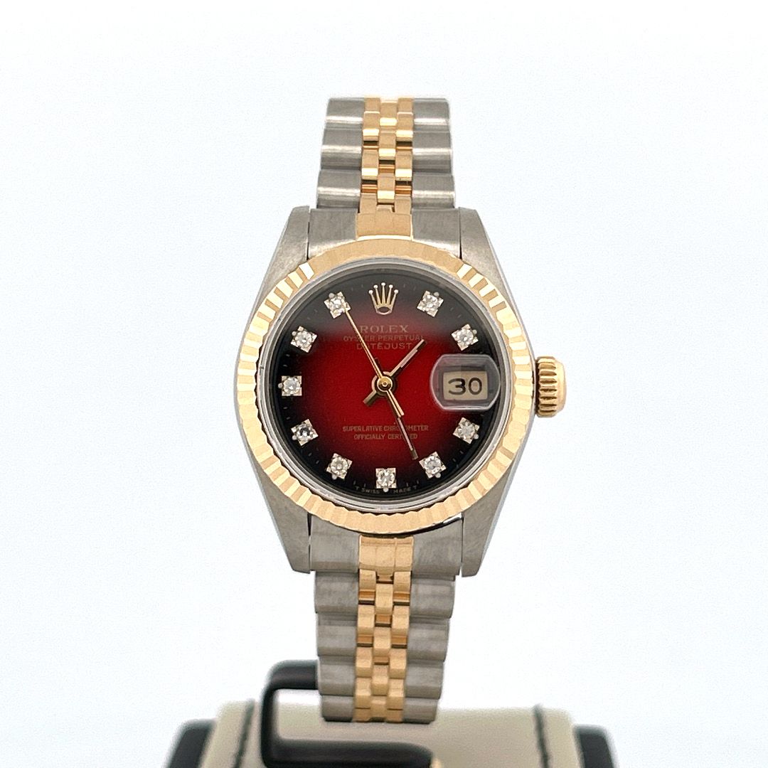 Rolex Lady-Datejust Certified
26MM | 18KT Yellow Gold/Steel | Red Vignette Diamond Dial | B&amp;P 1990