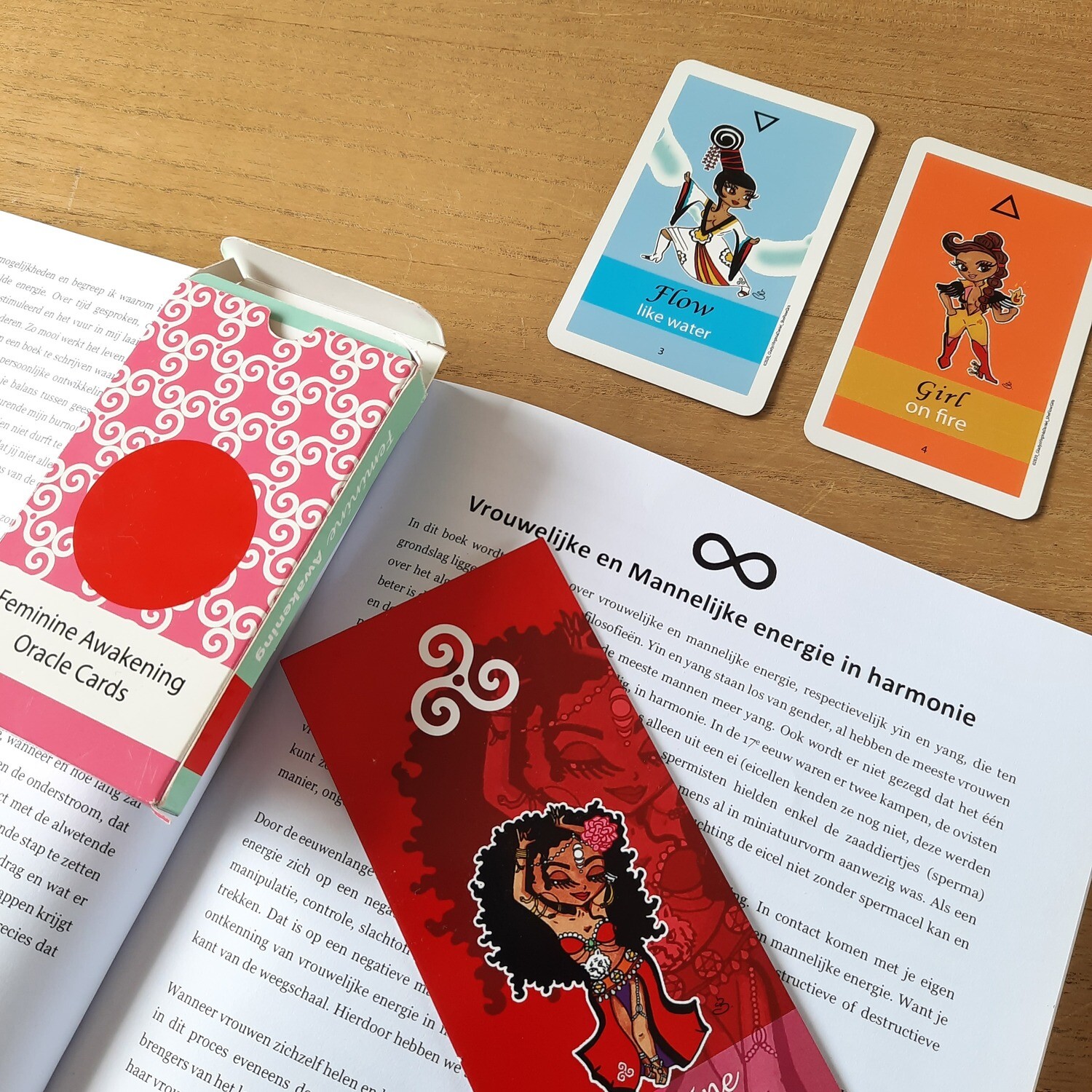 Handboek Orakelkaarten: Jij bent Perfect.
Ook los van de kaarten te gebruiken voor je persoonlijke ontwikkeling.