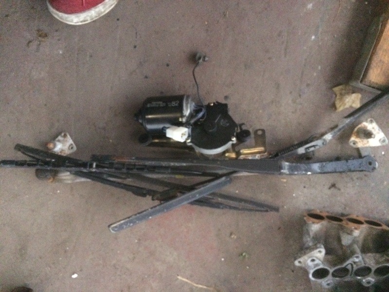 Window wiper motor and arms