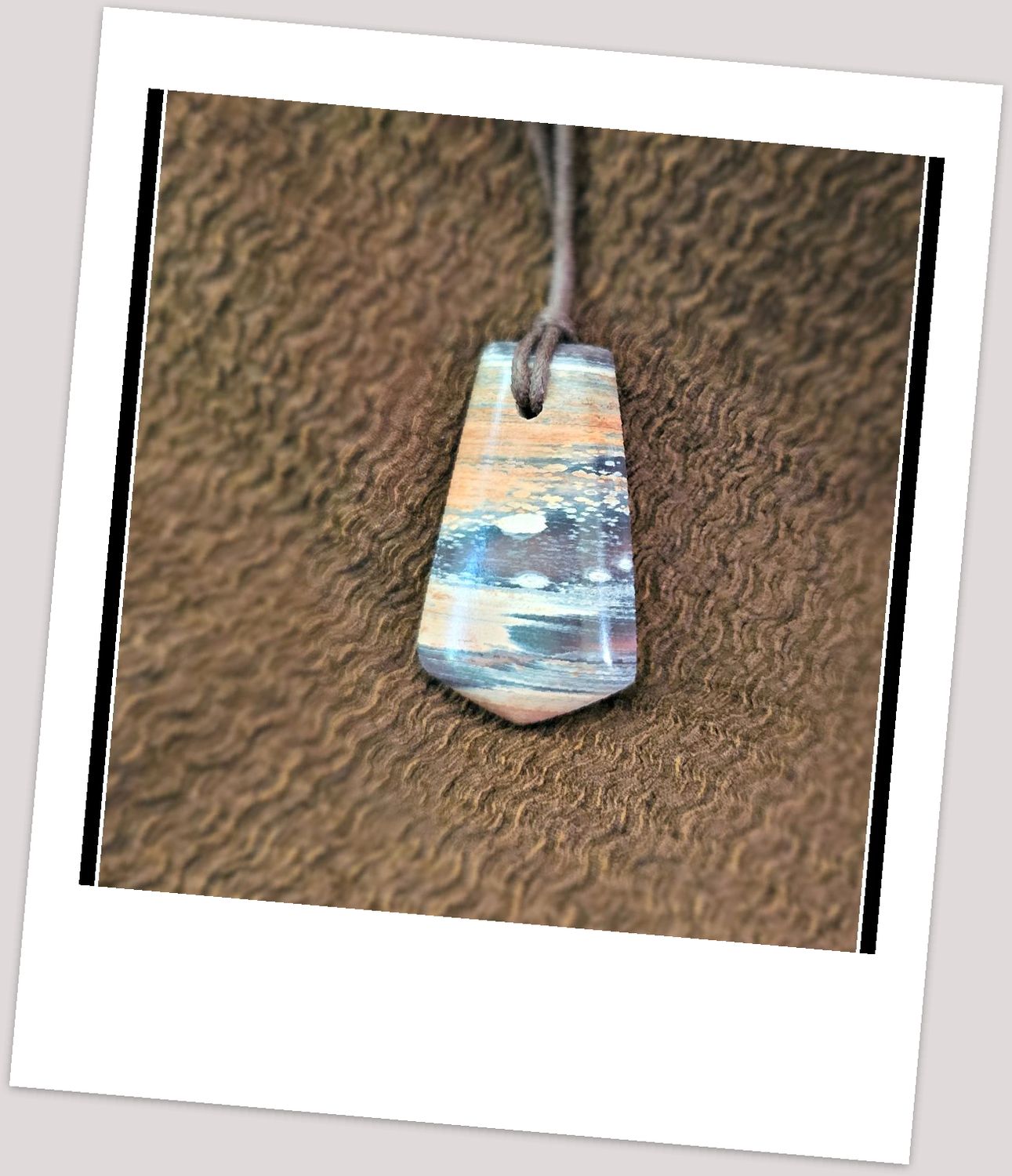Ribbon stone pendant