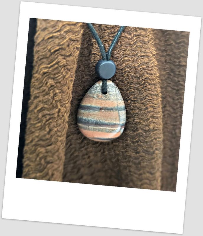 Ribbon Stone Pendant – Handcrafted Natural Stone