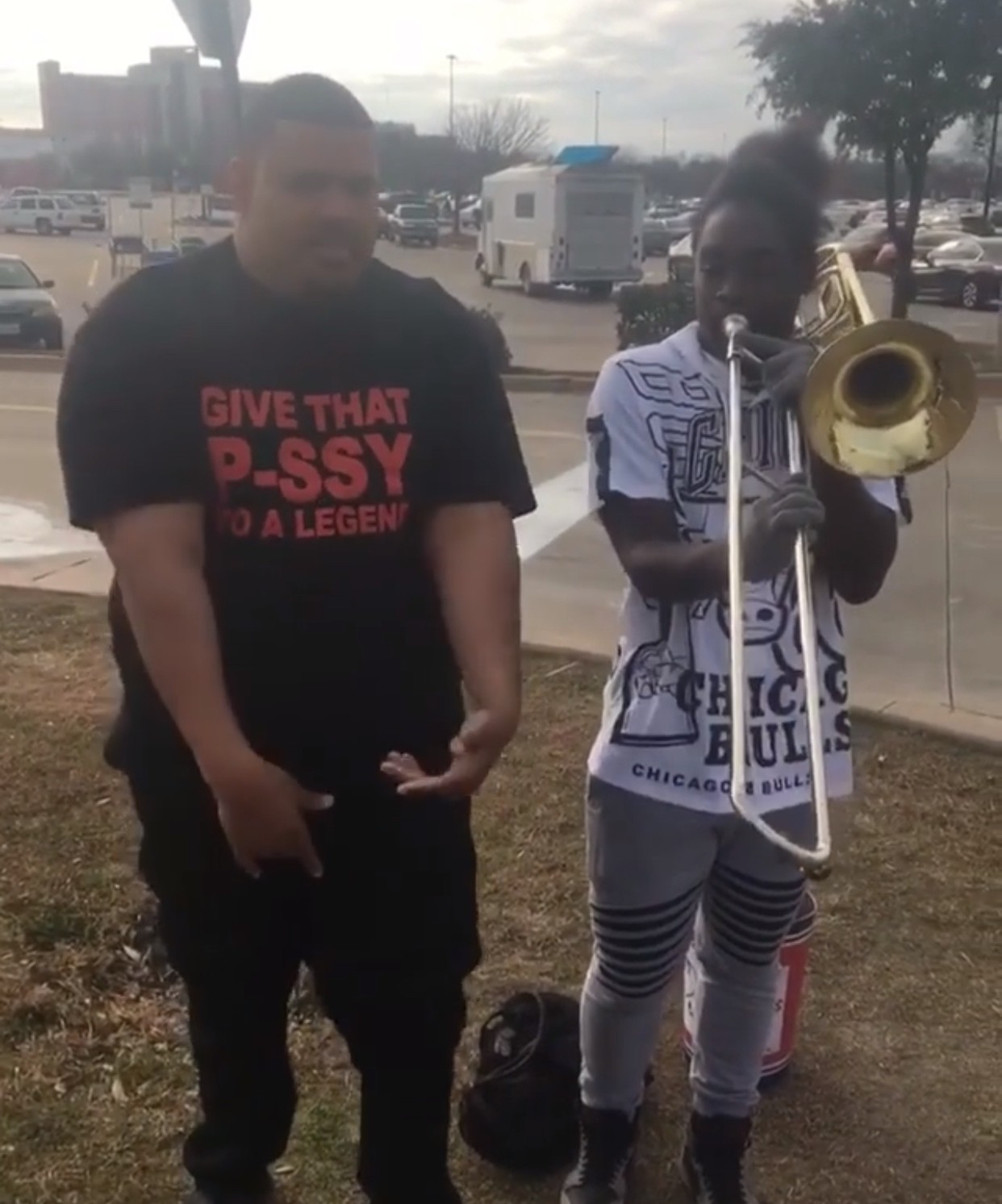 GIVE THAT P-SSY TO A LEGEND  - T-Shirt