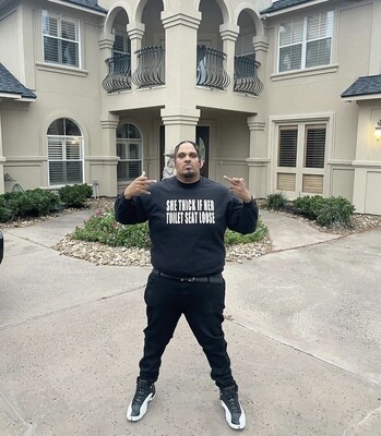 SHE THICK IF HER  TOILET SEAT LOOSE  - T-Shirt