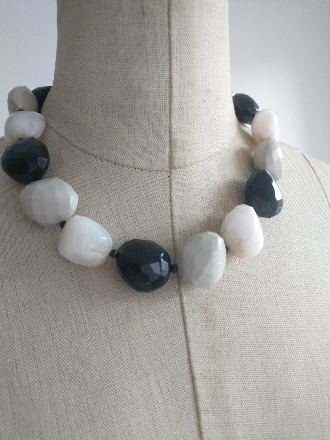 elegant stone beads collar necklace