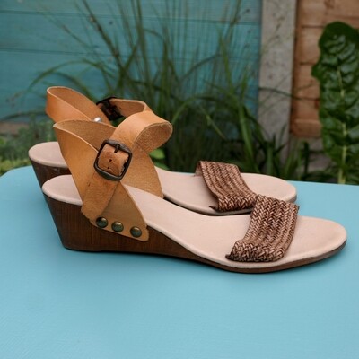 Ladies Tan Leather Low Heel Sandals by Riva of Italy Size 6