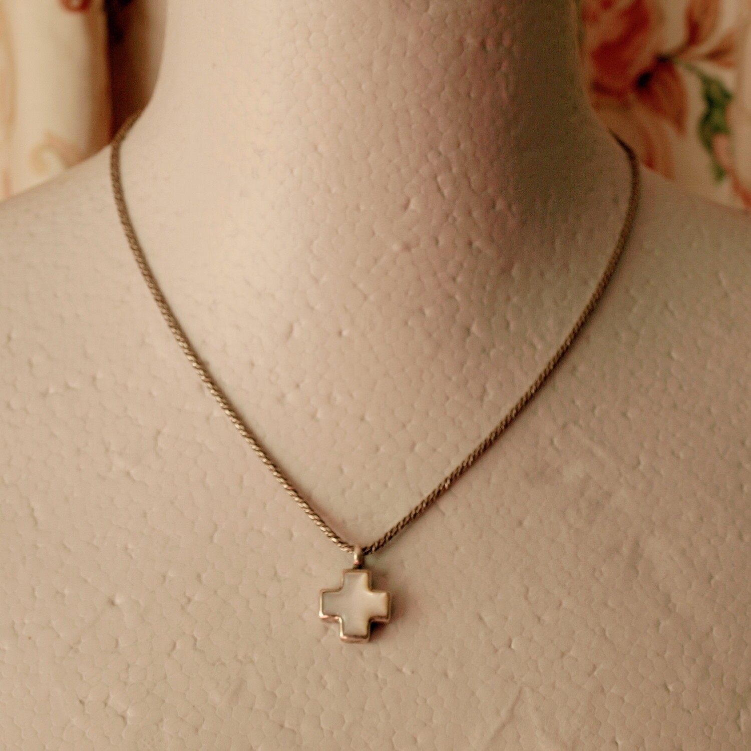 Ladies Solid Silver & Mother of Pearl Cross Pendant necklace