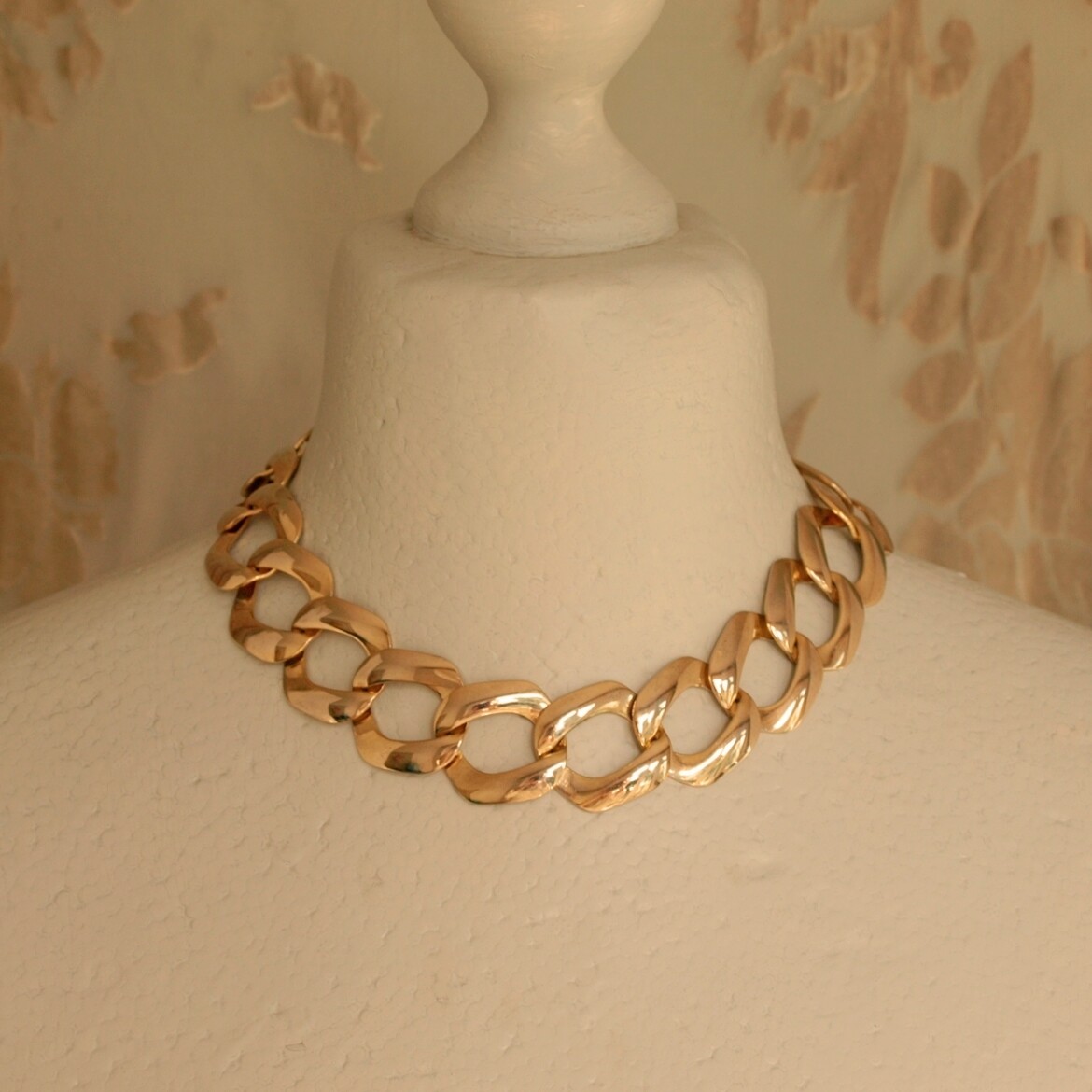 Ladies Vintage 80s Chunky Goldtone Choker Necklace